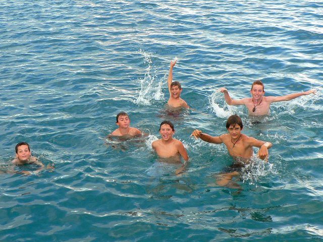 164- Baignade a la marina entre copains 